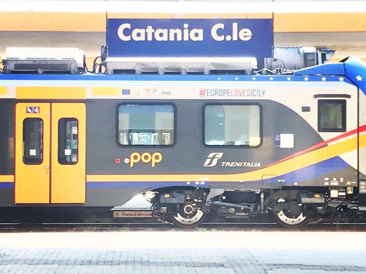Binario 8 Catania Stazione Centrale ภายนอก รูปภาพ