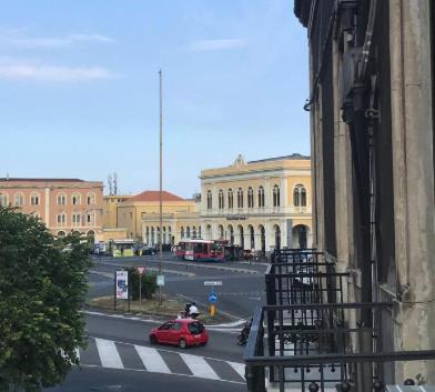 Binario 8 Catania Stazione Centrale ภายนอก รูปภาพ