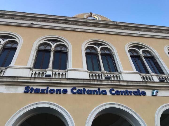Binario 8 Catania Stazione Centrale ภายนอก รูปภาพ